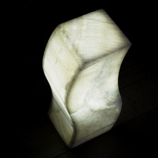 Lampe de table en forme de S fabriquée en onyx mexicain blanc.