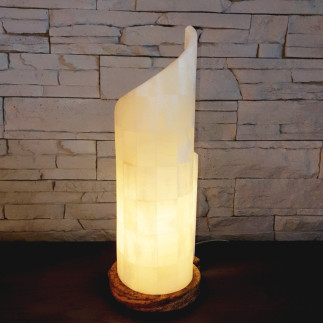 Lampe Caracol en onyx blanc San Luis. Lampe de table en pierre naturelle, en forme de spirale.