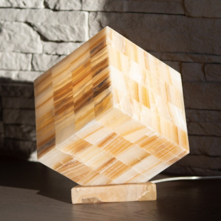 Lampe Atome en onyx ambre Téhuacan. Lampe de table en pierre naturelle en forme de cube en équilibre.