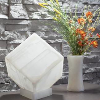 Lampe mini atome en onyx blanc Téhuacan. Lampe de table en pierre naturelle en forme de cube en équilibre.