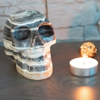 Crâne en onyx zèbre sculpté par nos partenaires au Mexique.