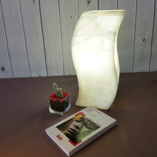 Lampe de table en forme de S fabriquée en onyx mexicain blanc.