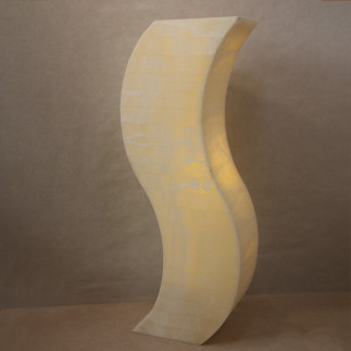 Lampe de sol en forme de S fabriquée en onyx marbre
