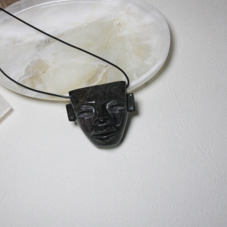 Pendentif masque en obsidienne manto huichol en provenance du Mexique