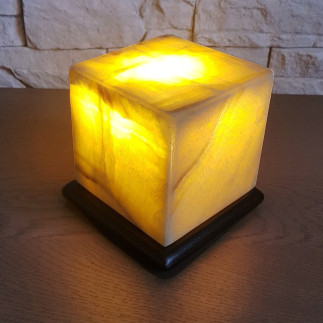 Lampe de table en cube orange, pour un lumière chaleureuse.