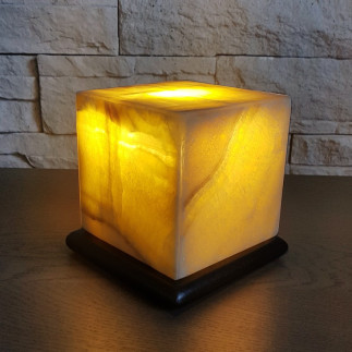 Lampe de table en cube orange, pour un lumière chaleureuse.