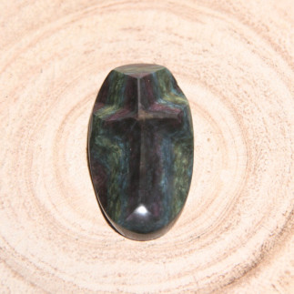 Cabochon en obsidienne manto huichol, taillé en forme de croix.