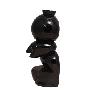 Sculpture de femme portant une jarre, en obsidienne noire