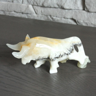 Taureau en Onyx Zèbre du Mexique – Sculpture Artisanale et Élégante