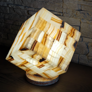 Lampe Atome en Onyx Ambre – Cube Sculptural Lumineux