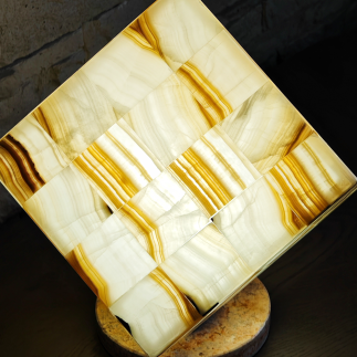 Lampe Atome en Onyx Ambre – Cube Sculptural Lumineux