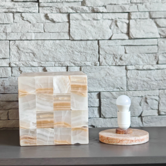 Lampe Atome en Onyx Ambre – Cube Sculptural Lumineux